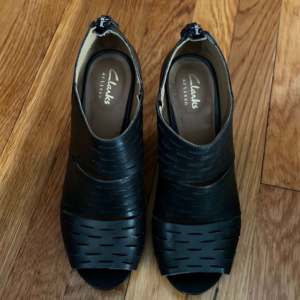 Clarks peep toe heel